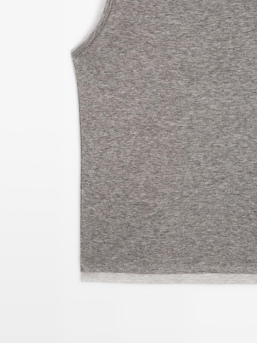 Sleeveless T-shirt with double trim