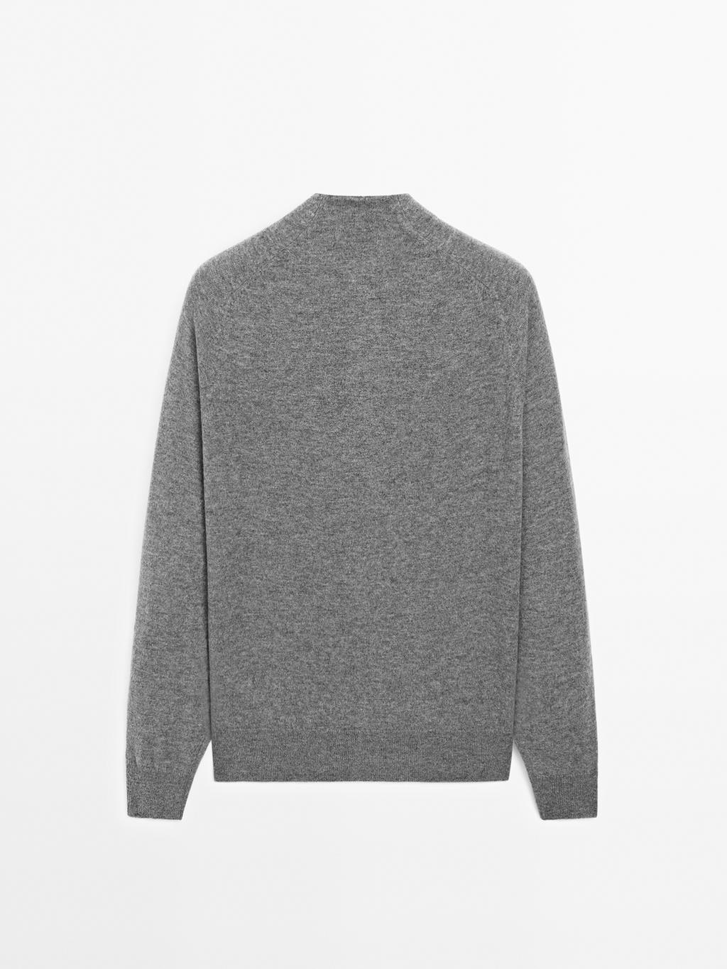 Knit cardigan with raglan sleeves