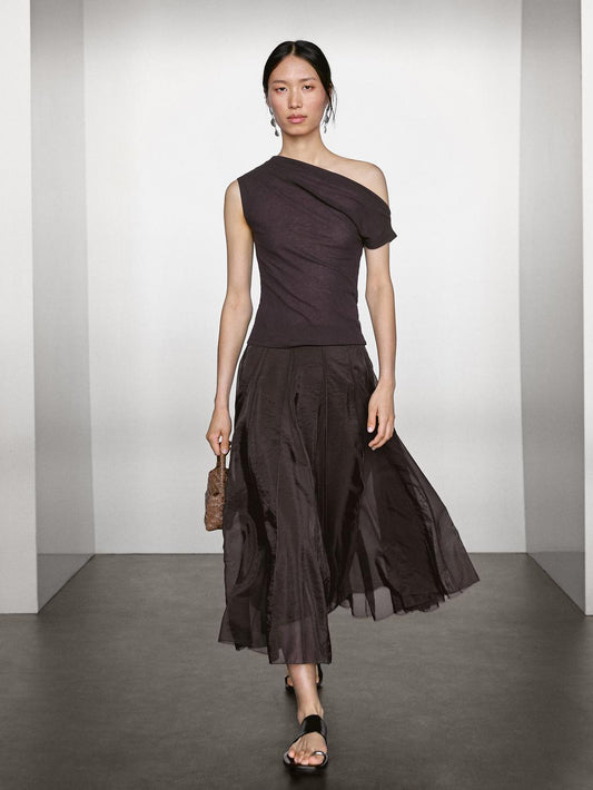 Long voluminous skirt with godet detail