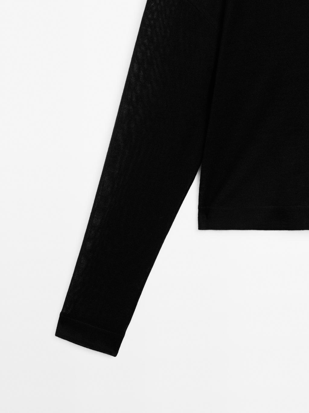 Loose-fitting V-neck sweater