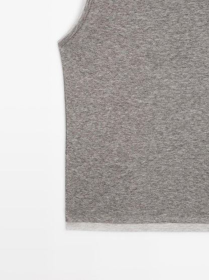 Sleeveless T-shirt with double trim