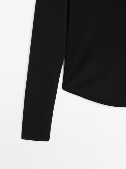 Long sleeve T-shirt with rounded hem